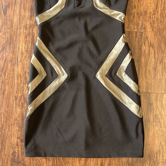 Windsor Bodycon Halter Dress - Picture 3 of 12
